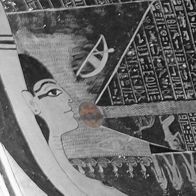 La déesse Nout peinte au plafond de la tombe de Ramsès VI, le disque rouge du soleil devant sa bouche